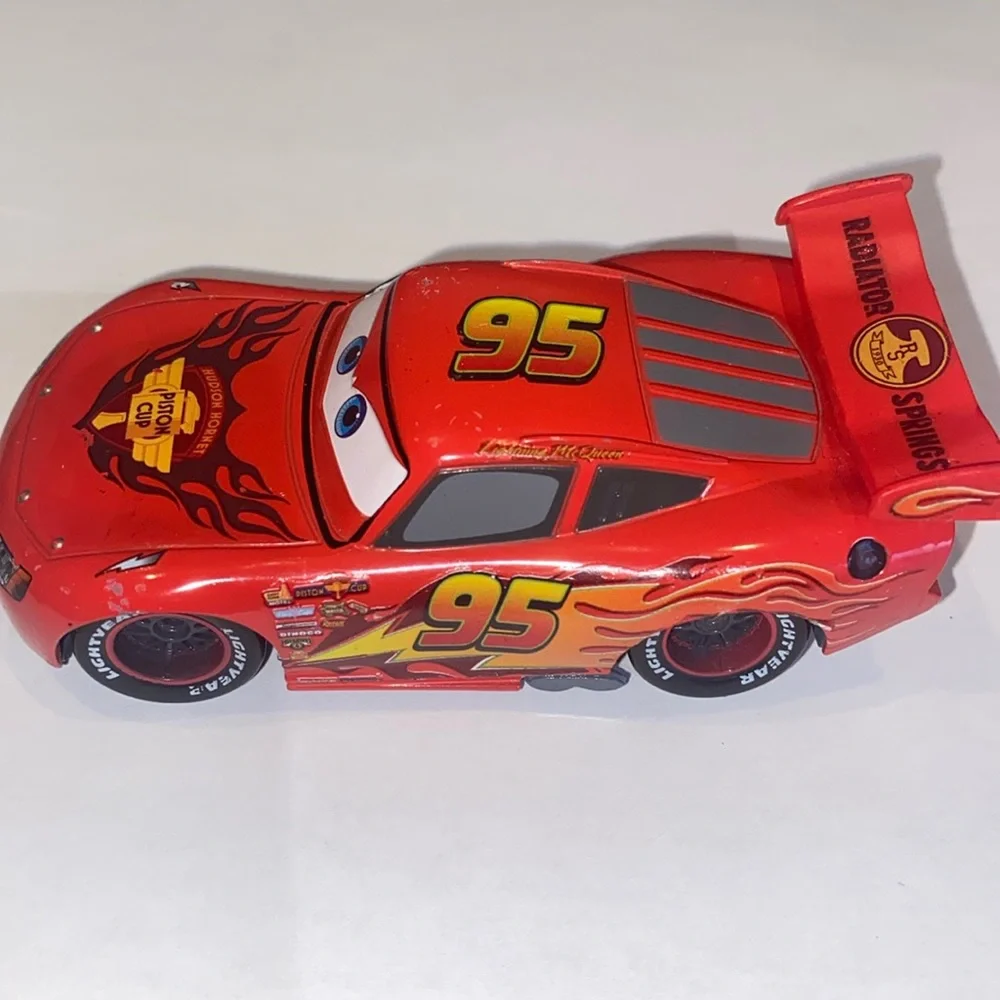 Disney Cars Diecast Lightning McQueen Piston Cup Car